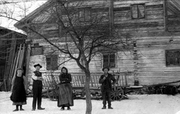 Gründerhof des Wolfgang Khräll von 1709 mit den Urgroßeltern Anton und Anna Robl (rechts und links vom Baum), um 1899. Sie hatten beide Namensgleichheit mit ihren Eltern.