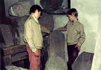 Landmarkenstein von 1796 im Heimatmuseum Furth im Wald mit Bruder Peter um 1971