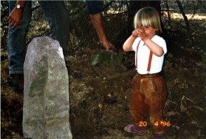 Steinsetzung mit Feiergemeinde des historischen Vereins, hier mit dem Sohn Marc Antonio 20. April 1996 im Thauberger (Daberger) Wald auf Flur Nr. 3117 östlich des Wegrands des Timiltschauer Steigs